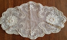 Napperon en tulle brodé  - 34 cm x 19 cm