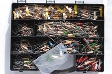 LOT DE COMPOSANTS ELECTRONIQUES RESISTANCES 28 CASIERS