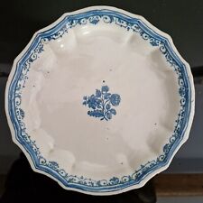Assiette en faïence de Moustiers XVIIIe – Camaïeu de bleu 