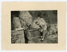 PHOTO SNAPSHOT, homme en short  devant fontaine ablution toilette vélo ancien