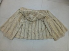 Manteau blanc-creme en vison d'élevage, à capuche