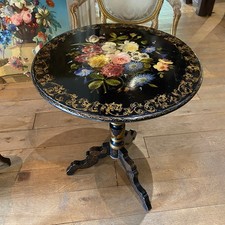 Guéridon basculant Napoléon III, décor d’un bouquet de fleurs sur fond laqué noi