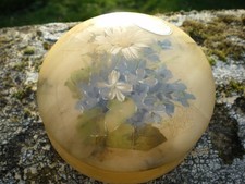 une bonboniere en albatre avec dessin de fleur en relief diametre 11cm