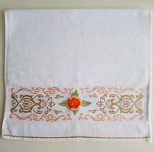 Serviette de toilette blanc coton brodé fleur orange corail velours, doré. Neuf