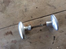 Poignée de porte  ancienne en aluminium  pas laiton composée de 2 boutons olive