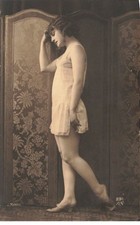 Nus - Femme en sous-vêtement devant un paravent