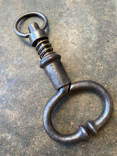 Mouchette ancienne tire boeuf en fer estampillée Dragon, crochet anneau