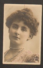 ARTISTE / Mlle STARCK avec BIJOU , portrait Cliché REUTLINGER
