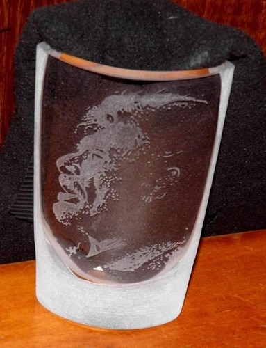 Vase gravé par - , artisan