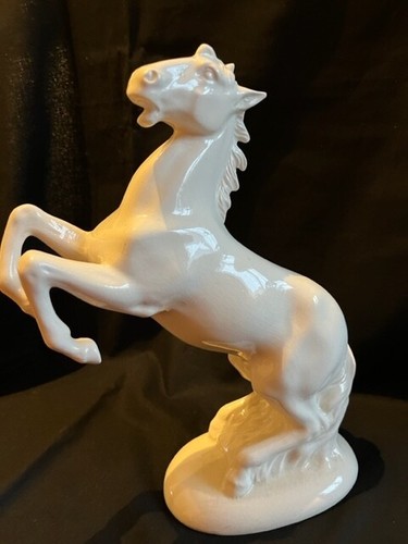 Cheval porcelaine blanche - en,