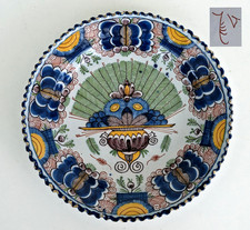 DELFT Rare Assiette Faïence Polychrome Plumes Paon Griffes Epoque XVIIIème