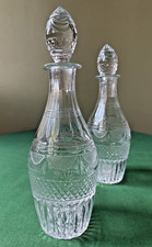 2 carafes en cristal moulé
