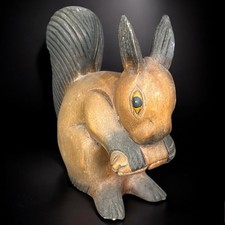 Écureuil en bois? sculpté