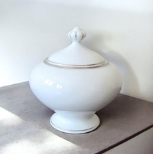 Limoges Bernardaud. Sucrier en porcelaine modèle Laeken