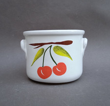 Petit pot en céramique émaillée blanc décor de cerises peint vintage ramequin