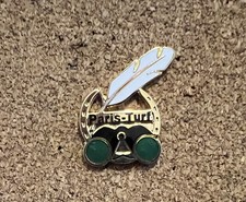 PIN'S PRESSE ECRITE QUOTIDIEN PARIS -TURF FER A CHEVAL JUMELLES COURSES CHEVAUX