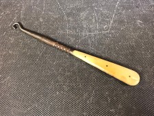 Ancien tire lacets crochet pour chaussures bottes en métal vintage années 1950