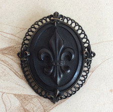 Ancienne Broche Fleur de Lys Bois Durci et Métal noir XIXème Royauté