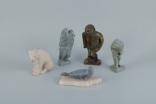 Groenlandica, cinq figurines. Ours polaire, phoque et trois Inuits.