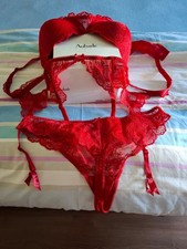 ensemble lingerie femme. Soutien gorge, string, et porte jarretelles. Neuf, 95 D