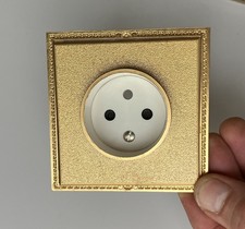 Cadre + Enjoliveur Prise 2 P +T Legrand Chambord Prestige Louis XV occasion