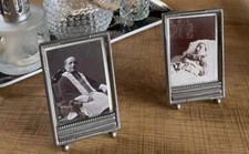 PAIRE D'ANCIENS CADRES ART DÉCO PHOTOS  UNE FEMME LIT DE MORT + UN PRÊTRE ABBÉ