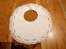 Linge ancien Bavoir en  coton blanc avec broderies et dentelle