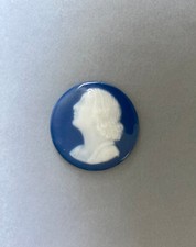 MÉDAILLON  en PORCELAINE