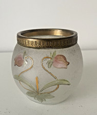 Petit vase boule effet givré décor fleurs monture bronze laiton à palmettes.