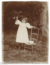 C490 Photo vintage originale snapshot Enfant Chaise robe blanche jardin