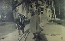 CPA LA LAITIÈRE AUVERGNATE (PUY DE DÔME) AVEC SA BIQUETTE .J3242  M.T.I.L