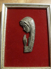 Vierge  en prière , Etain ciselé main 88 % sur velours rouge cadre doré ( ref 16