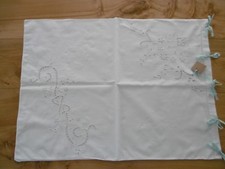 Taie d'oreiller en coton avec broderies Richelieu et monogramme 70 x 54 cms