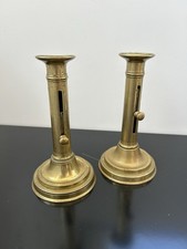 PAIRE DE BOUGEOIRS ANCIEN EN LATION POUSSOIR 