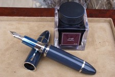 Exceptionnel ensemble stylo plume 18 kts LOUIS VUITTON Cargo laque avec encrier