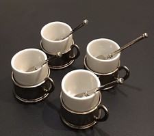 Lots de 4 tasses à café vintage blanche avec porte tasse en métal argenté.