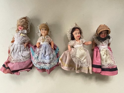 Quatre petites poupées