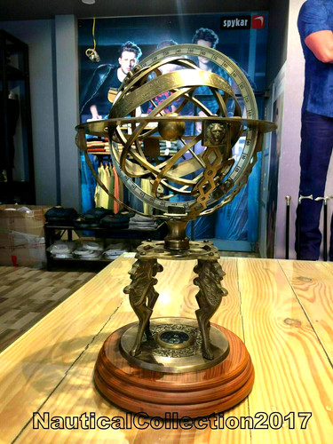 Ancienne boussole globe