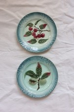 Paire d’assiettes vintage en barbotine - Motifs cerises et châtaignes