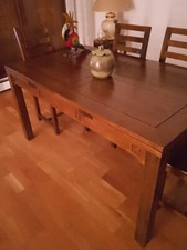 Table en bois massif , avec 4 chaises en bois massif  2 rallonges de 40