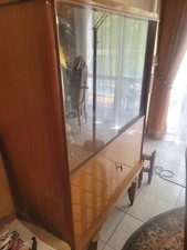 argentier, marron placage bois vernis. Deux pores pleines et une vitrines 