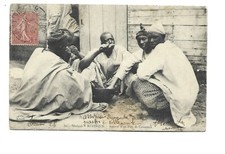 AFRIQUE  SENEGAL  RUFISQUE AUTOUR D UN PLAT DE COUSCOUS X LEGERE TACHE X