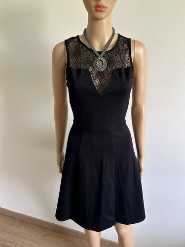 Robe noire avec dentelle