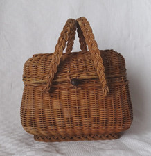 Ancien panier de poupée en osier tressé , superbe travail de vannerie .