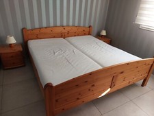 Lit Pin massif 180 x 190  2 Sommiers 2 matelas 2 Chevets Pin le tout en bon état