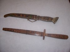 Lot de 2 COUTEAUX + FOURREAU Artisanale origine AFRIQUE DU NORD--DECORATION