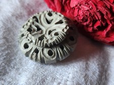Bouton ancien collection gris sculpté joli ajouré motif 3 cm  ref 944