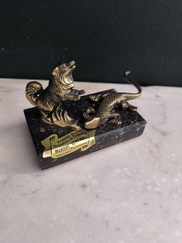 Ancienne statue sur - sur, socle