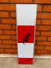 Banksy ( d' Après ) " Swing Girl "  Panneau Routier Peint , Graffiti Art