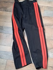 Un pantalon Artillerie modèle